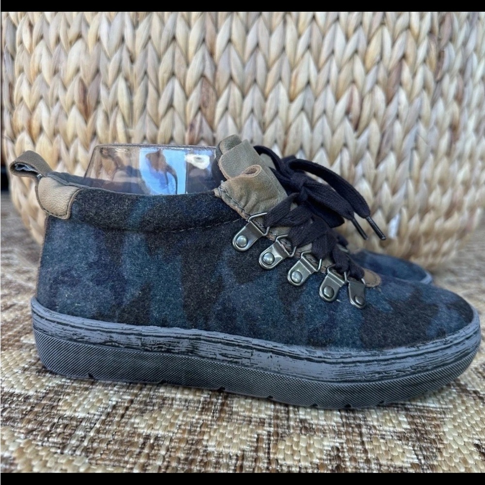 OTBT Green Lake Sz 6M Ankle Booties Womens Blue Bronze Camo Leather Lace Up shoe
